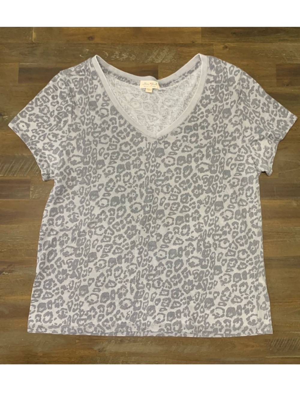 ✅ Ultra Flirt gray animal print v neck t shirt